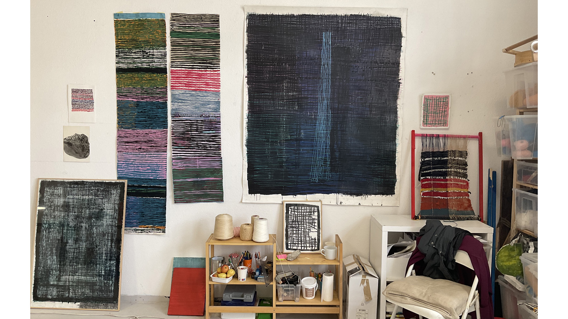 vue de l'atelier de sanaa mejjadi, visual atist marocaine, francaise à montpellier et casablanca, peintures sur papier et tissus .